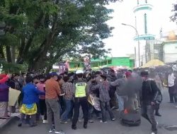 Ratusan Mahasiswa Demo, Tutup Poros Enrekang – Toraja
