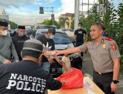 Kompol Indra Bersama Komunitas Anti Narkoba Berbagi Takjil ke Pengguna Jalan