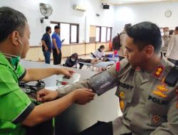 Jelang HUT Bhayangkara ke-76, Personel Polres Enrekang Laksanakan Donor Darah