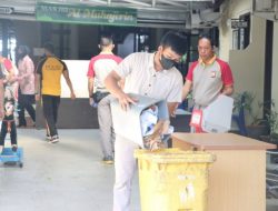 Jumat Bersih, Personel Polres Pelabuhan Kerja Bakti Bersihkan Lingkungan Markas