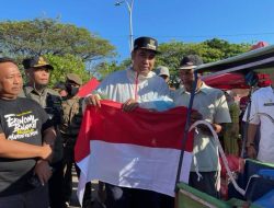 Rayakan HUT Ke-77 RI, Bupati Maros Bagi-bagi Bendera di Pasar Tramo