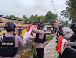 Tanamkan Jiwa Nasionalisme, Brimob Bone Patroli Sambil Mengganti Bendera Warga
