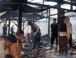 Patroli KRYD Brimob Bone Sigap Bantu Evakuasi Korban Kebakaran di Bukaka
