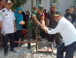 Kepala DPK Lutim Letakkan Batu Pertama Pembangunan Perpustakaan Desa Sumber Makmur