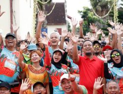 Penuh Persahabatan, Ganjar dan Istri Ramaikan Friendship Run 2022 di Makassar